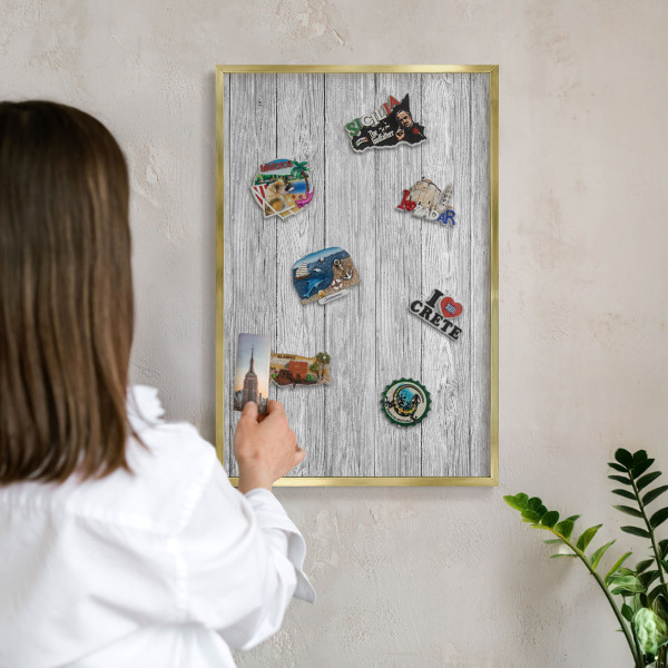 Metalen magneetbord met lijst in het goud Houtstructuur