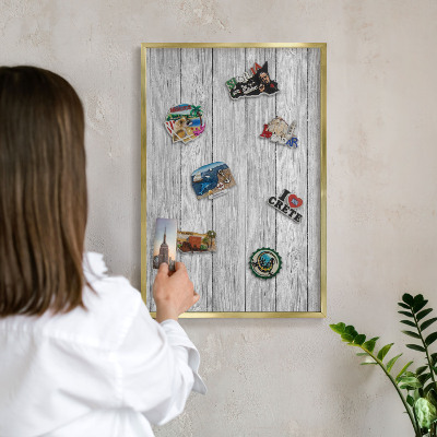 Metalen magneetbord met lijst in het goud Houtstructuur