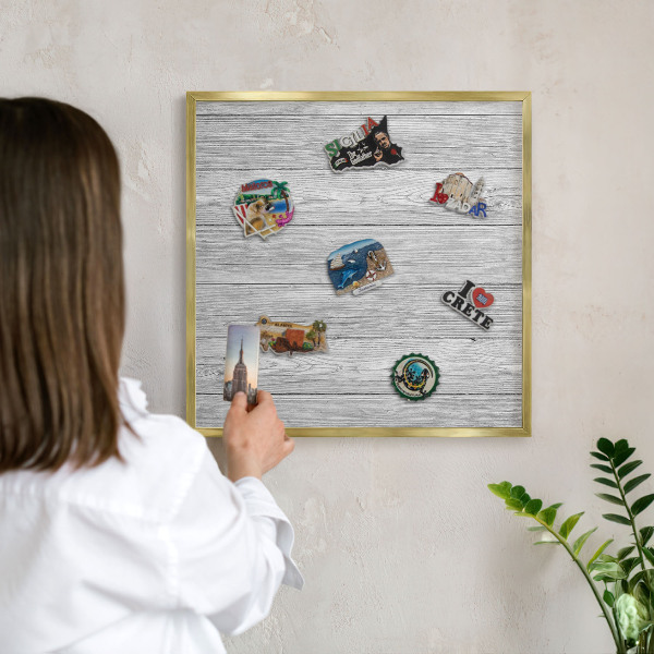 Metalen magneetbord met lijst in het goud Houtstructuur