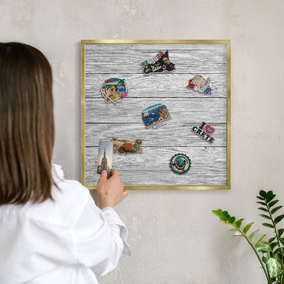 Metalen magneetbord met lijst in het goud Houtstructuur