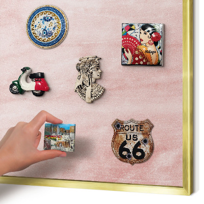 Metalen magneetbord met lijst in het goud Roze textuur