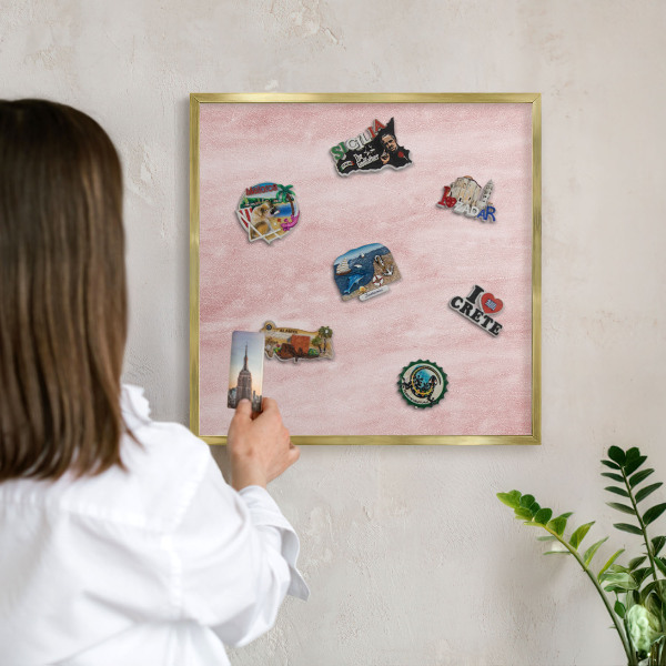 Metalen magneetbord met lijst in het goud Roze textuur