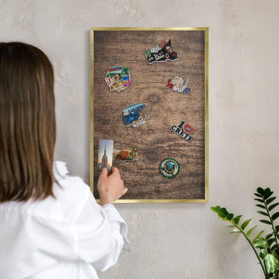 Metalen magneetbord met lijst in het goud Houtstructuur