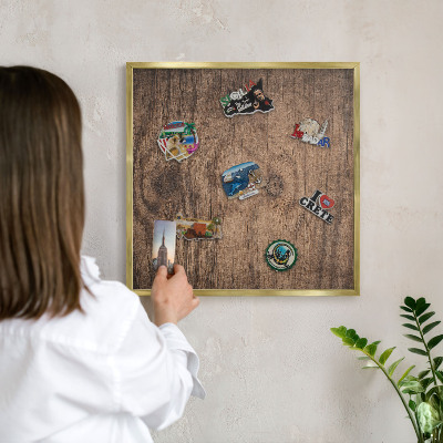 Metalen magneetbord met lijst in het goud Houtstructuur