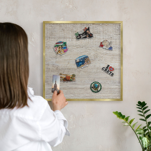 Metalen magneetbord met lijst in het goud Houtstructuur