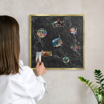 Metalen magneetbord met lijst in het goud Zwart marmer