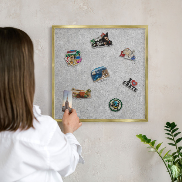 Metalen magneetbord met lijst in het goud Grijze textuur
