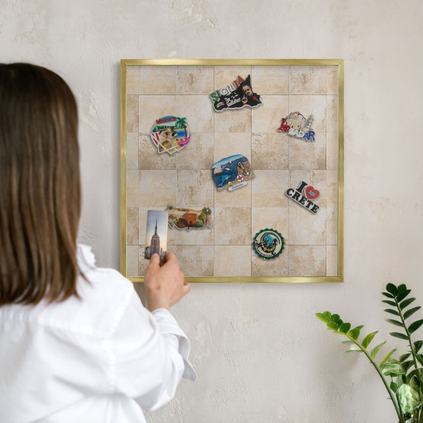 Metalen magneetbord met lijst in het goud Neutrale elegantie