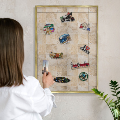 Metalen magneetbord met lijst in het goud Neutrale elegantie