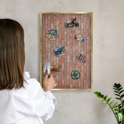 Magnetisch bord voor reismagneten met gouden lijst Bakstenen muur