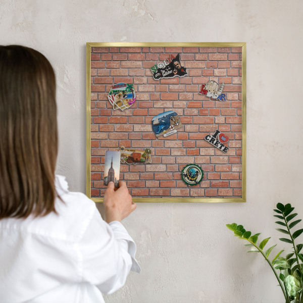 Magnetisch bord voor reismagneten met gouden lijst Bakstenen muur