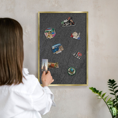 Metalen magneetbord met lijst in het goud Zwarte textuur