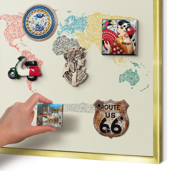 Metalen magneetbord met lijst in het goud Wereldkaart