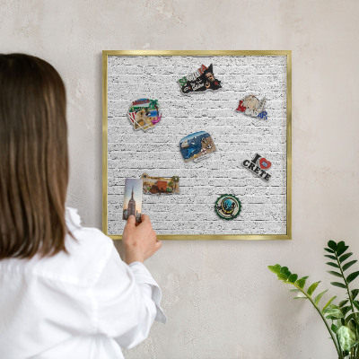 Metalen magneetbord met lijst in het goud Bakstenen muur