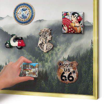 Metalen magneetbord met lijst in het goud Groene bergen