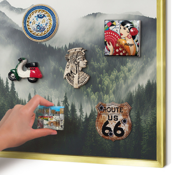 Metalen magneetbord met lijst in het goud Groene bergen