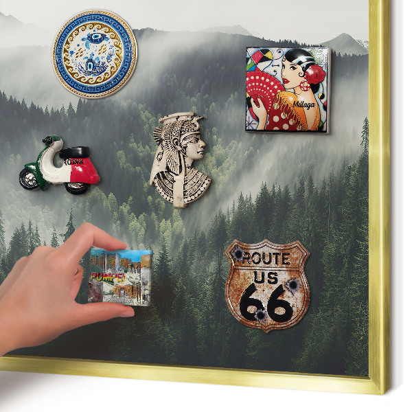 Metalen magneetbord met lijst in het goud Groene bergen