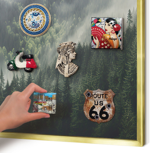 Metalen magneetbord met lijst in het goud Groene bergen