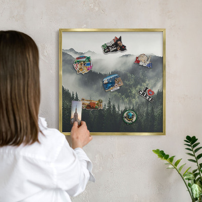 Metalen magneetbord met lijst in het goud Groene bergen