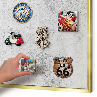Metalen magneetbord met lijst in het goud Ruw beton