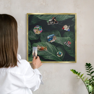 Metalen magneetbord met lijst in het goud Het groen van de natuur