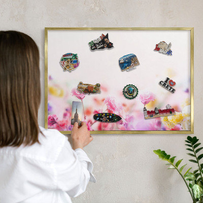 Metalen magneetbord met lijst in het goud Pastelkleurige bloemen