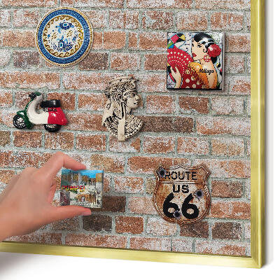 Metalen magneetbord met lijst in het goud Bakstenen muur