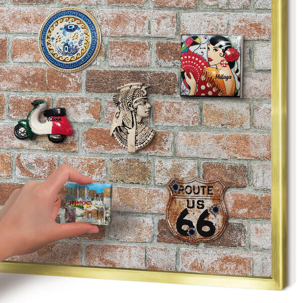 Metalen magneetbord met lijst in het goud Bakstenen muur