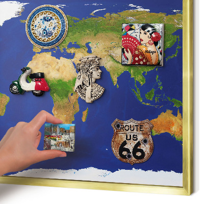 Metalen magneetbord met lijst in het goud De wereld in kaart brengen