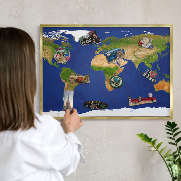 Metalen magneetbord met lijst in het goud De wereld in kaart brengen