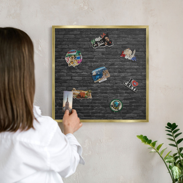 Magnetisch bord voor reismagneten met gouden lijst Bakstenen muur