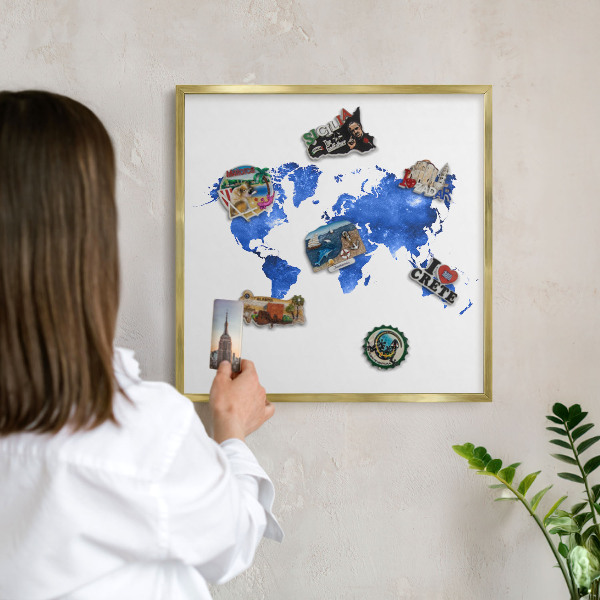 Metalen magneetbord met lijst in het goud Wereldkaart