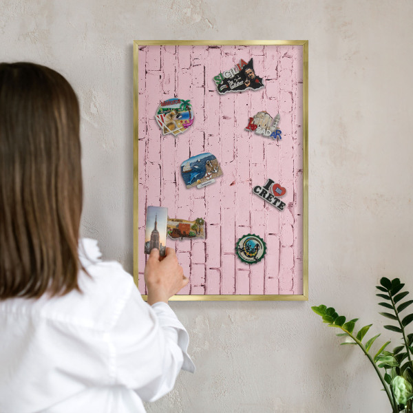 Metalen magneetbord met lijst in het goud Roze baksteen