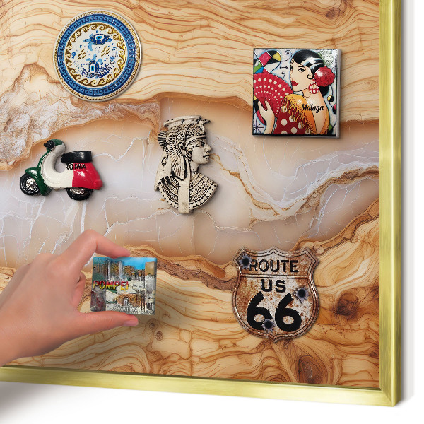 Metalen magneetbord met lijst in het goud Houten elegantie