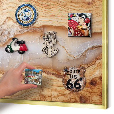 Metalen magneetbord met lijst in het goud Houten elegantie