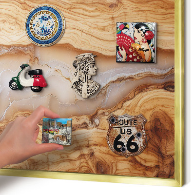 Metalen magneetbord met lijst in het goud Houten elegantie