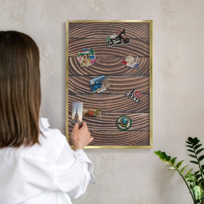 Metalen magneetbord met lijst in het goud Houtstructuur