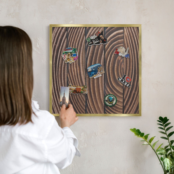 Metalen magneetbord met lijst in het goud Houtstructuur