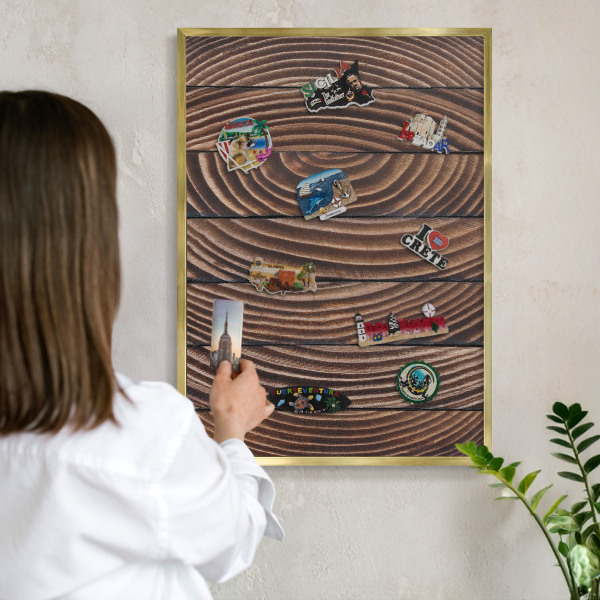 Metalen magneetbord met lijst in het goud Houtstructuur