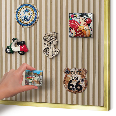 Metalen magneetbord met lijst in het goud Houten latten