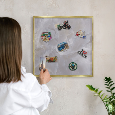 Metalen magneetbord met lijst in het goud Grijze elegantie