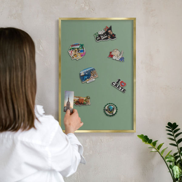Metalen magneetbord met lijst in het goud Gedempt groen