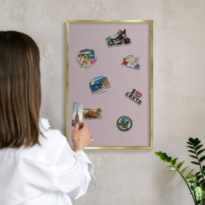 Metalen magneetbord met lijst in het goud Pastel lila