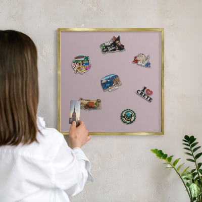 Metalen magneetbord met lijst in het goud Pastel lila