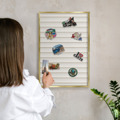 Metalen magneetbord met lijst in het goud Verticale lijnen