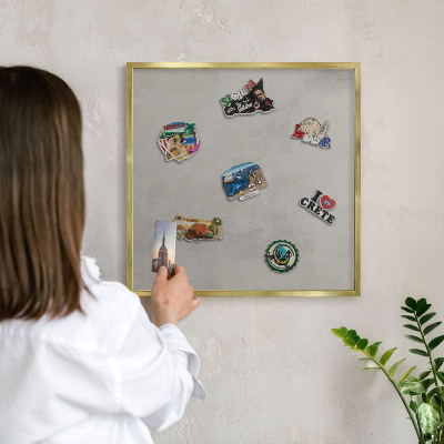 Metalen magneetbord met lijst in het goud Grijze achtergrond