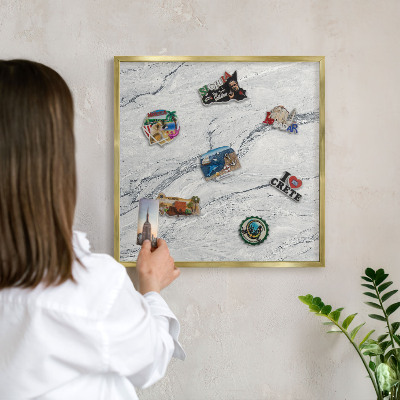 Metalen magneetbord met lijst in het goud Grijze elegantie