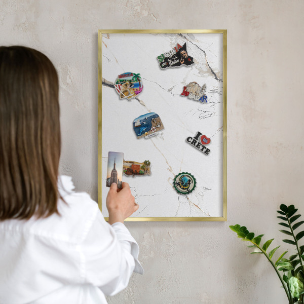 Metalen magneetbord met lijst in het goud Moderne elegantie