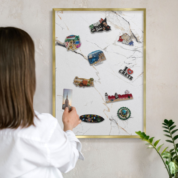 Metalen magneetbord met lijst in het goud Moderne elegantie
