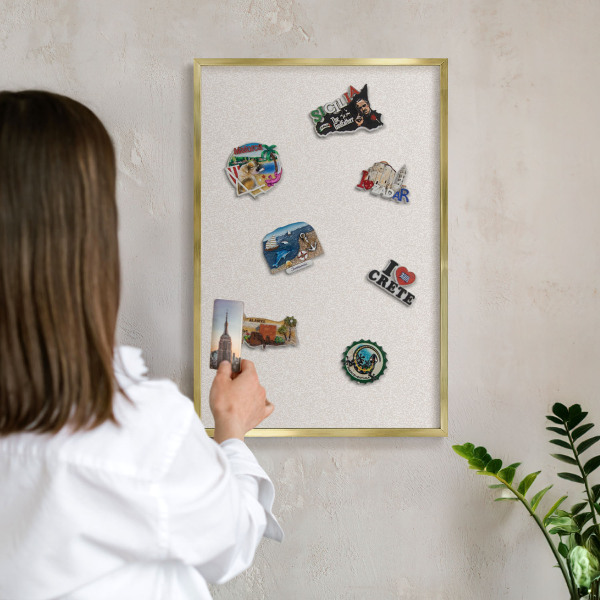 Metalen magneetbord met lijst in het goud Romige textuur